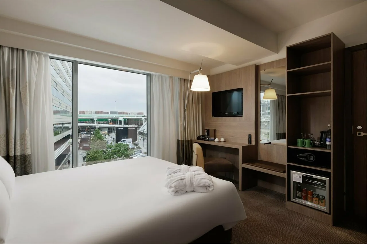 Номер «Улучшенный номер, с видом на город - с двуспальной кроватью» в Novotel Москва Сити